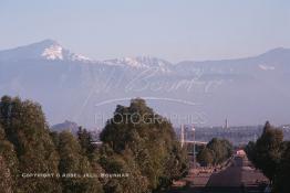 Image du Maroc Professionnelle de  Quel fabuleux voyage à travers le temps nous offre cette photographie prise des Jbilates, durant les années quatre vingt dix, il n'y avait presque pas de pollution à Marrakech. Visible au delà de 18 km le minaret de la koutoubia l’emblème de Marrakech de ses 77 mètre en haut de la flèche domine la plaine du Haouz, Lundi 19 Août 1997. Au fond le haut Atlas enneigé. (Photo / Abdeljalil Bounhar)